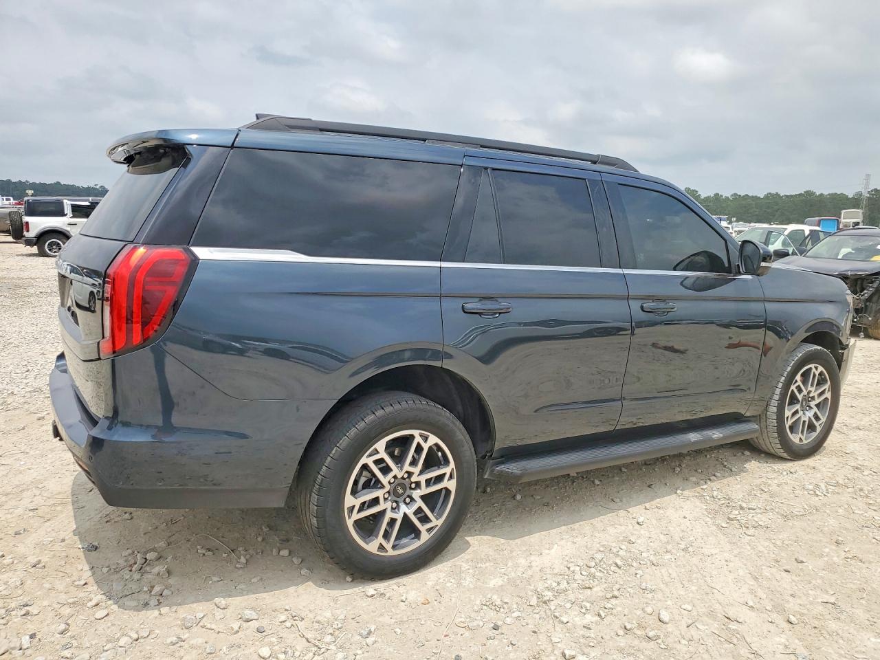 2025 Ford Expedition VIN 1FMJU1H87SEA25083 photo 3