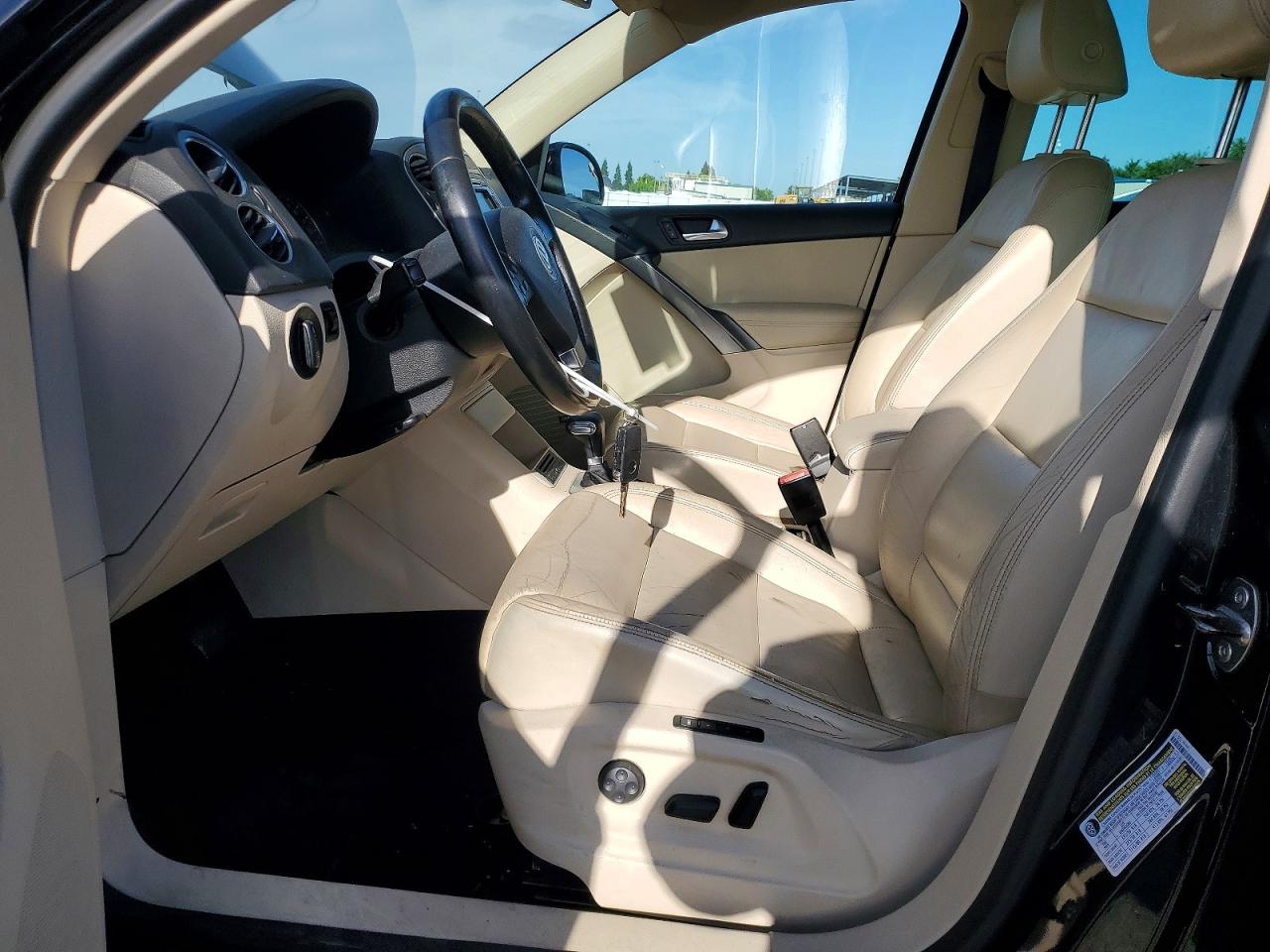 2010 Volkswagen Tiguan VIN WVGBV7AX8AW001079 photo 7