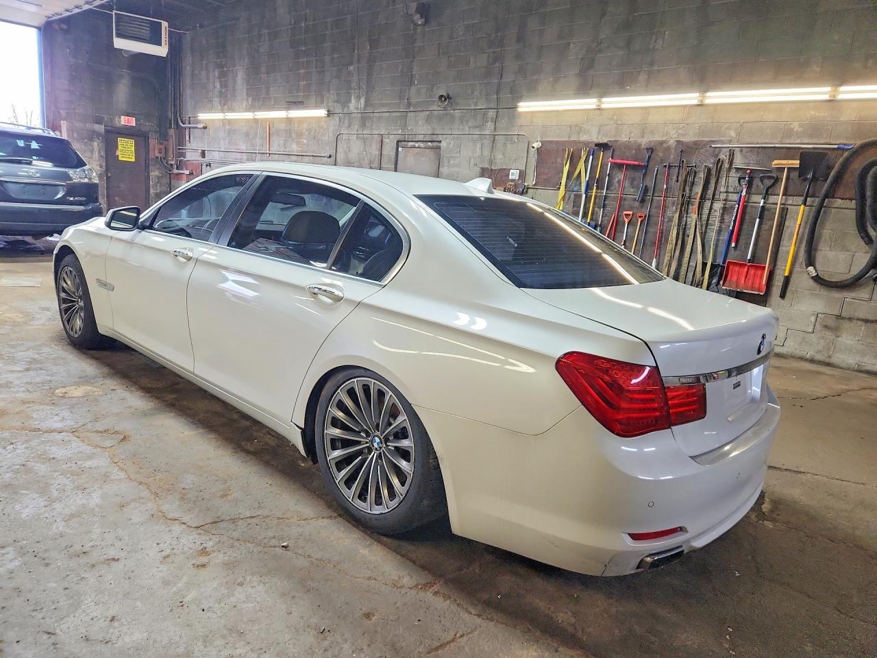 2011 BMW 7 series VIN WBAKB4C55BC573833 photo 2
