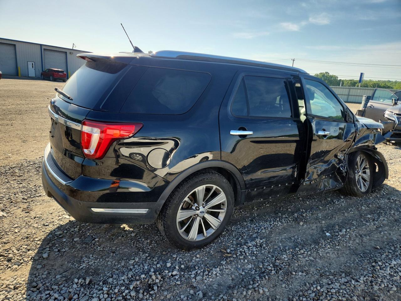 2018 Explorer VIN 1FM5K7F85JGB62524 photo 3