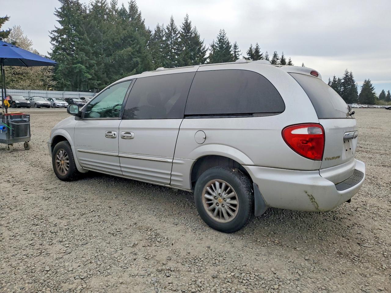 2001 Chrysler Minivan VIN 2C8GP64L11R339616 photo 2