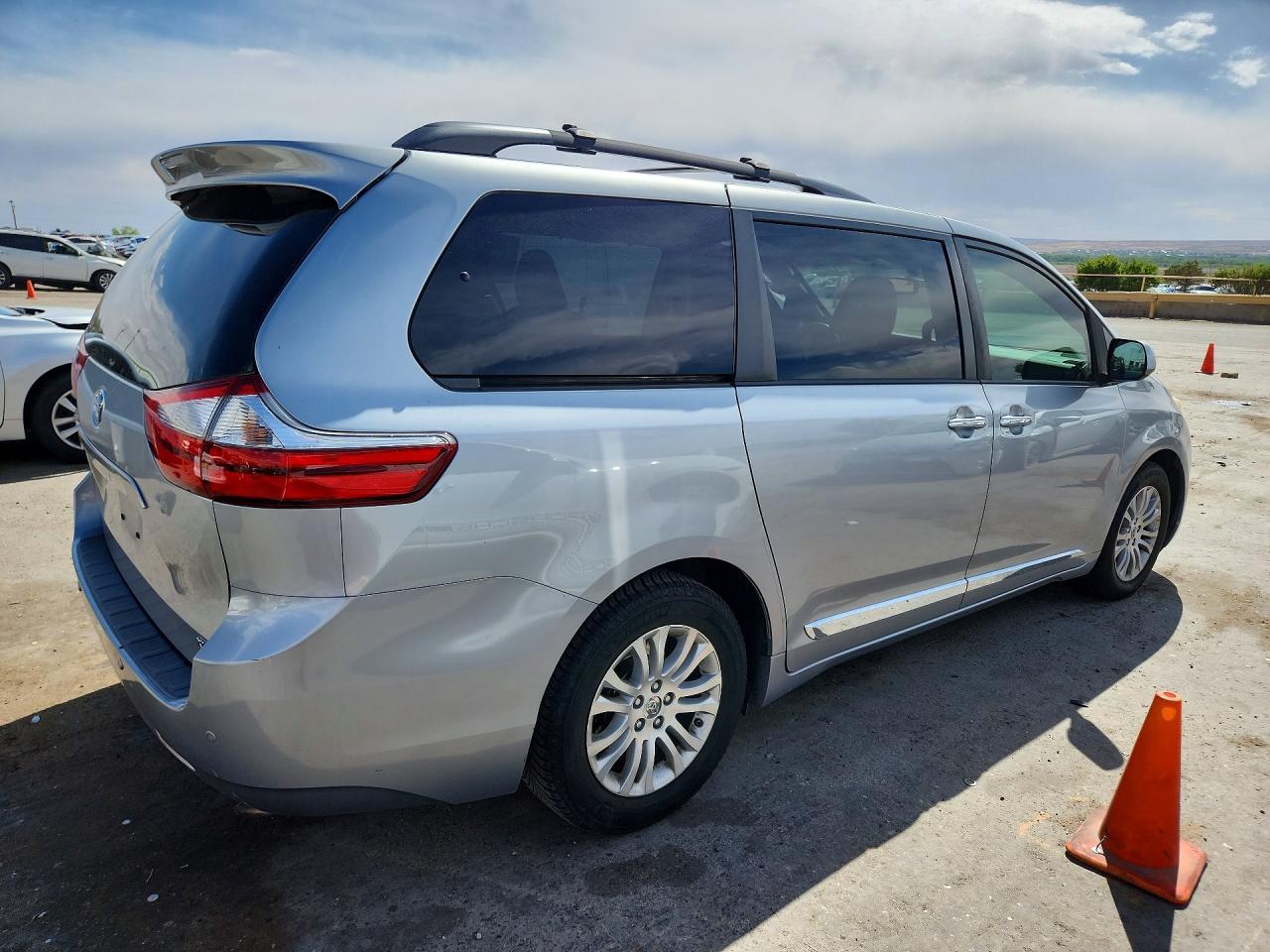 2015 Toyota Sienna VIN 5TDYK3DC5FS656896 photo 3