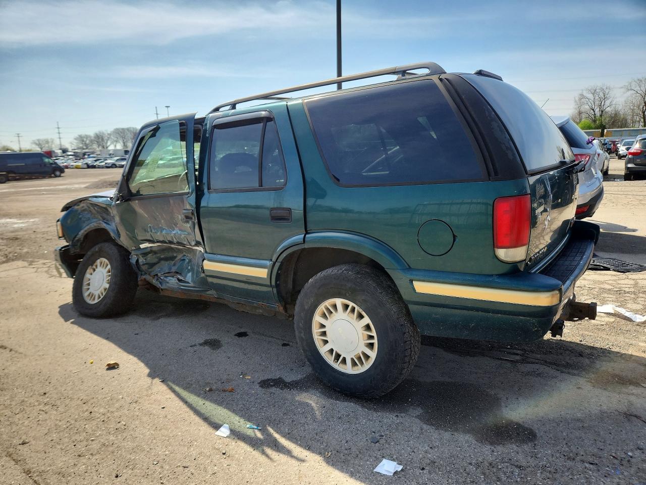 1997 GMC Jimmy VIN 1GKDT13W2V2563131 photo 2