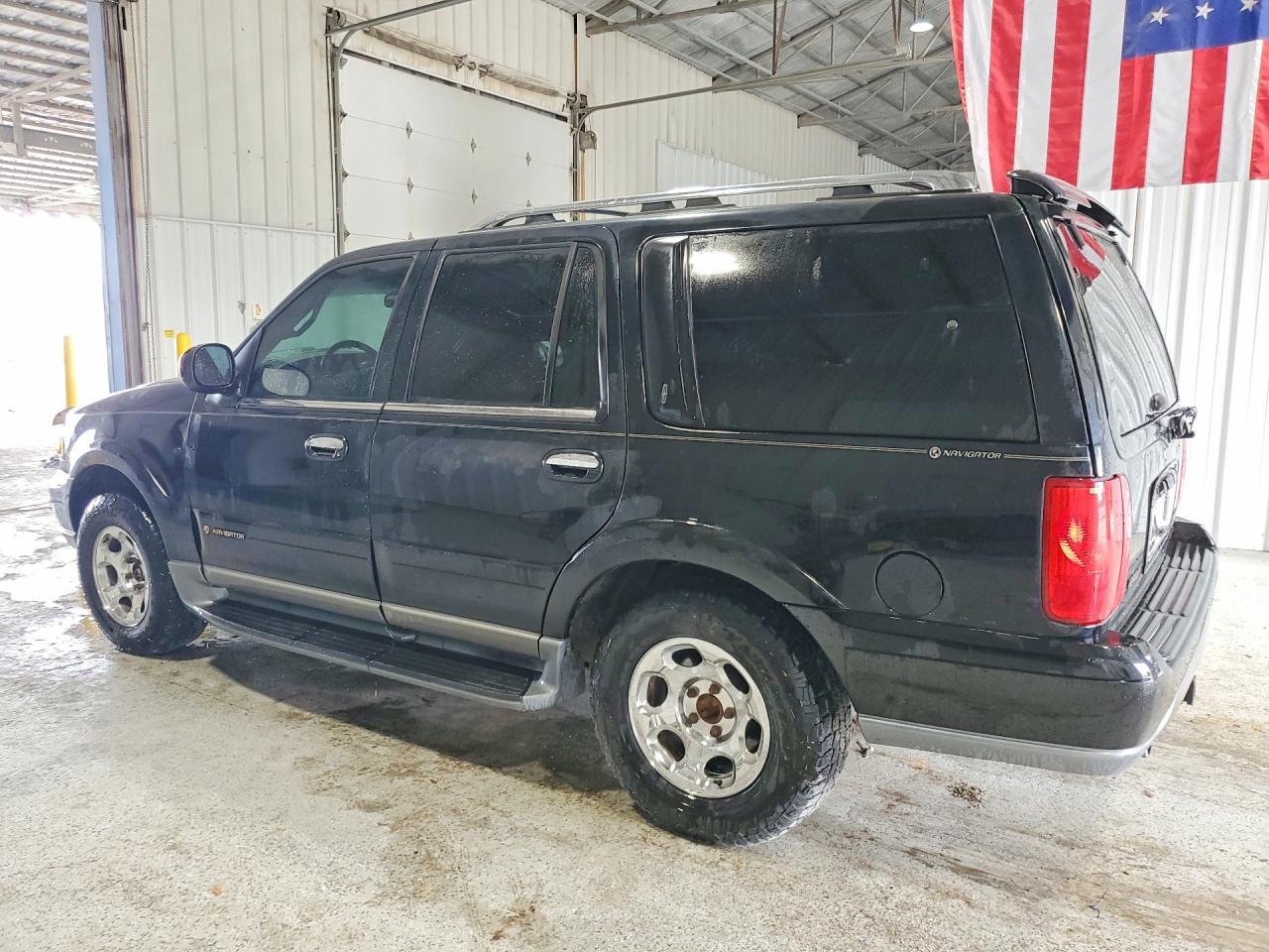 2001 LINCOLN Navigator VIN 5LMFU28AX1LJ02504 photo 2