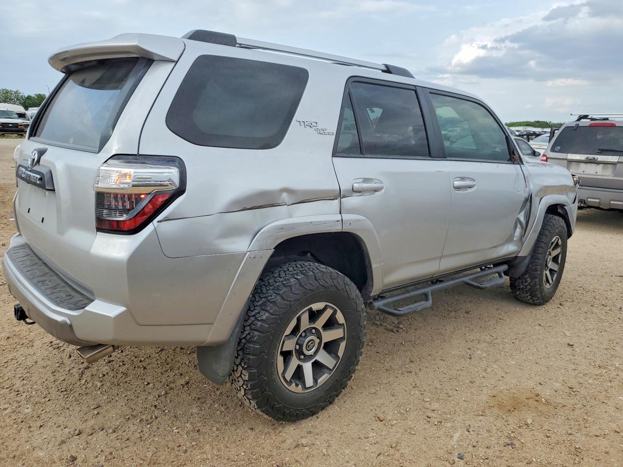2018 Toyota 4runner VIN JTEBU5JR0J5548085 photo 3