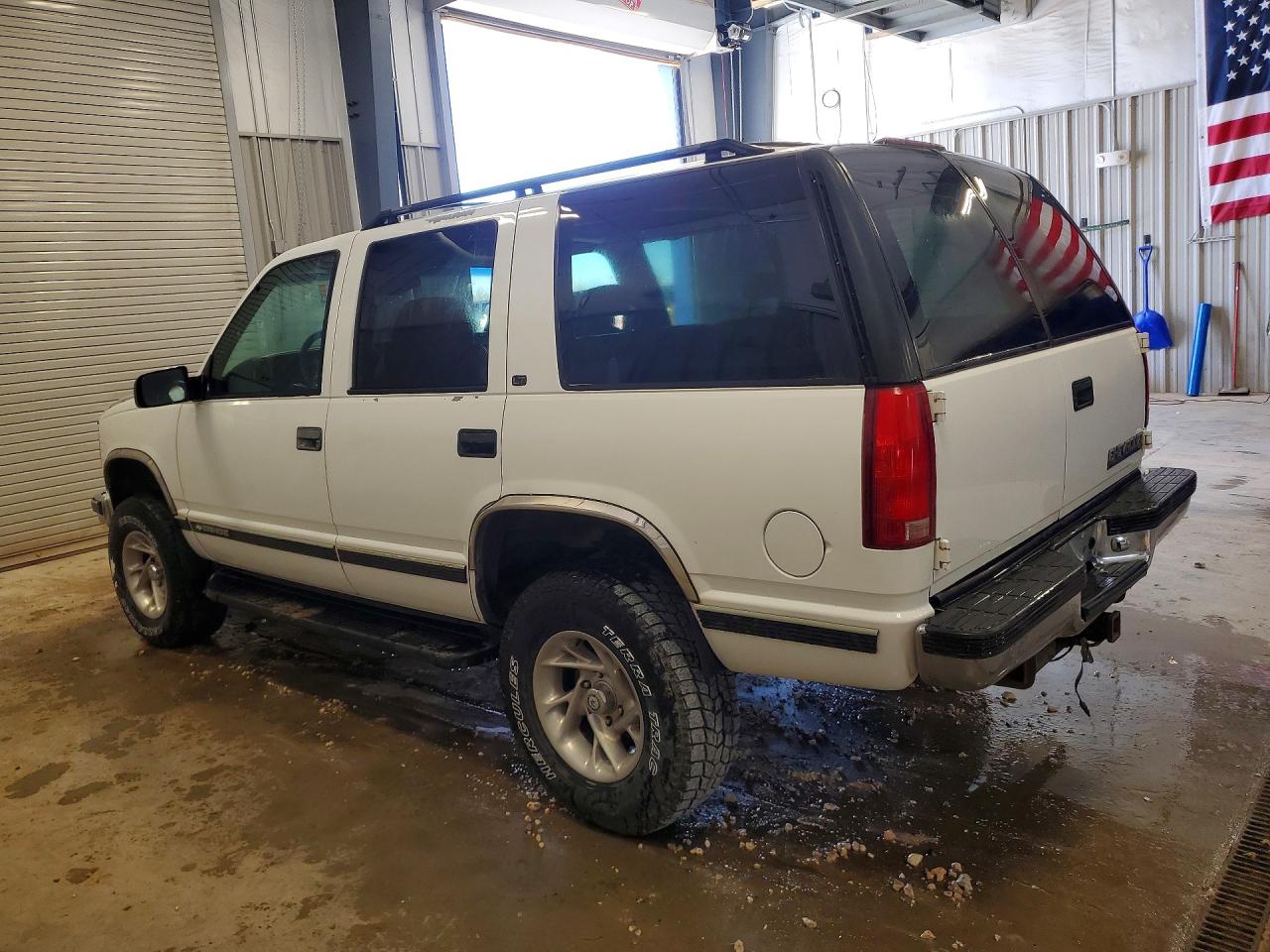 1999 Chevrolet Tahoe VIN 1GNEK13R6XJ355699 photo 2