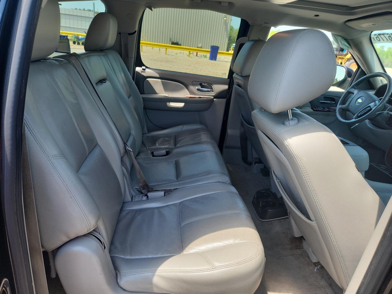 2011 Chevrolet Suburban VIN 1GNSCJE0XBR111112 photo 11