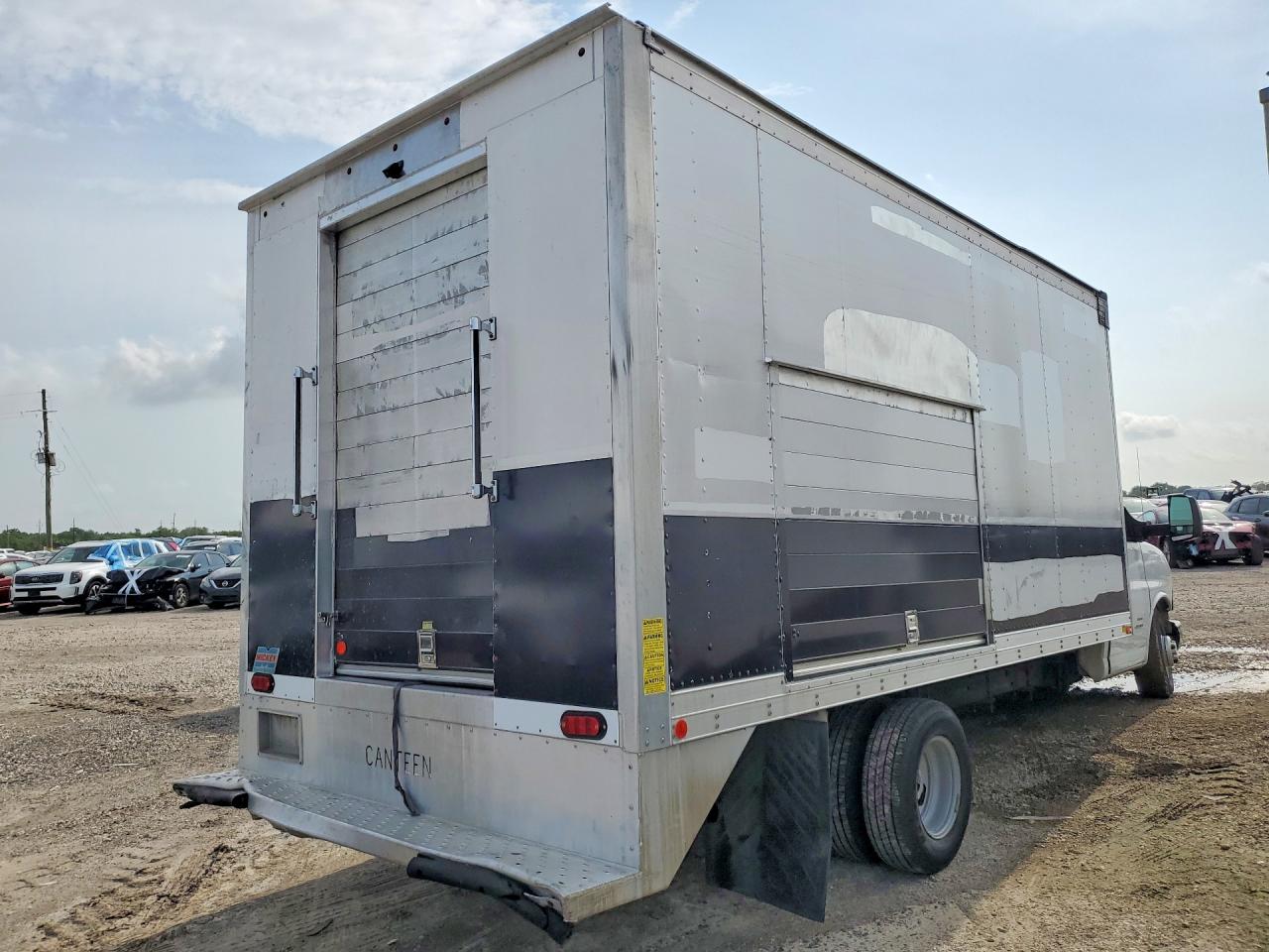 2018 Chevrolet Express VIN 1HA6GVCG5JN001012 photo 3