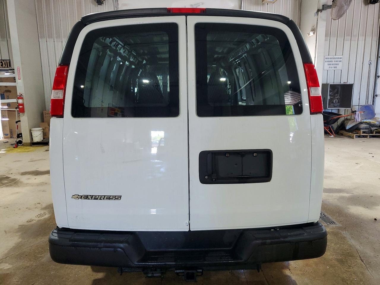 2018 Chevrolet Express VIN 1GCWGAFG1J1341404 photo 6