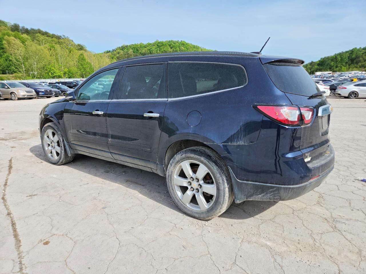 2016 CHEV Traverse VIN 1GNKVGKD3GJ245793 photo 2