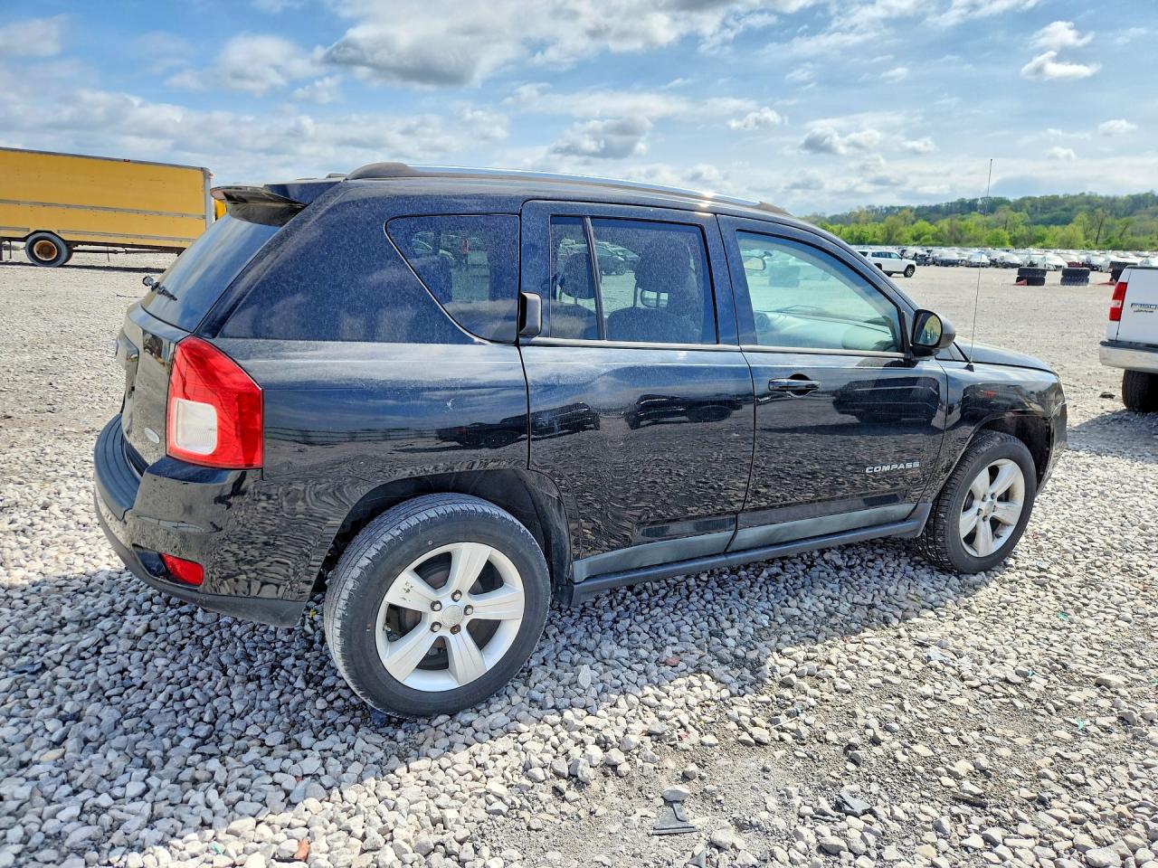 2011 Jeep Compass VIN 1J4NT1FB4BD155765 photo 3