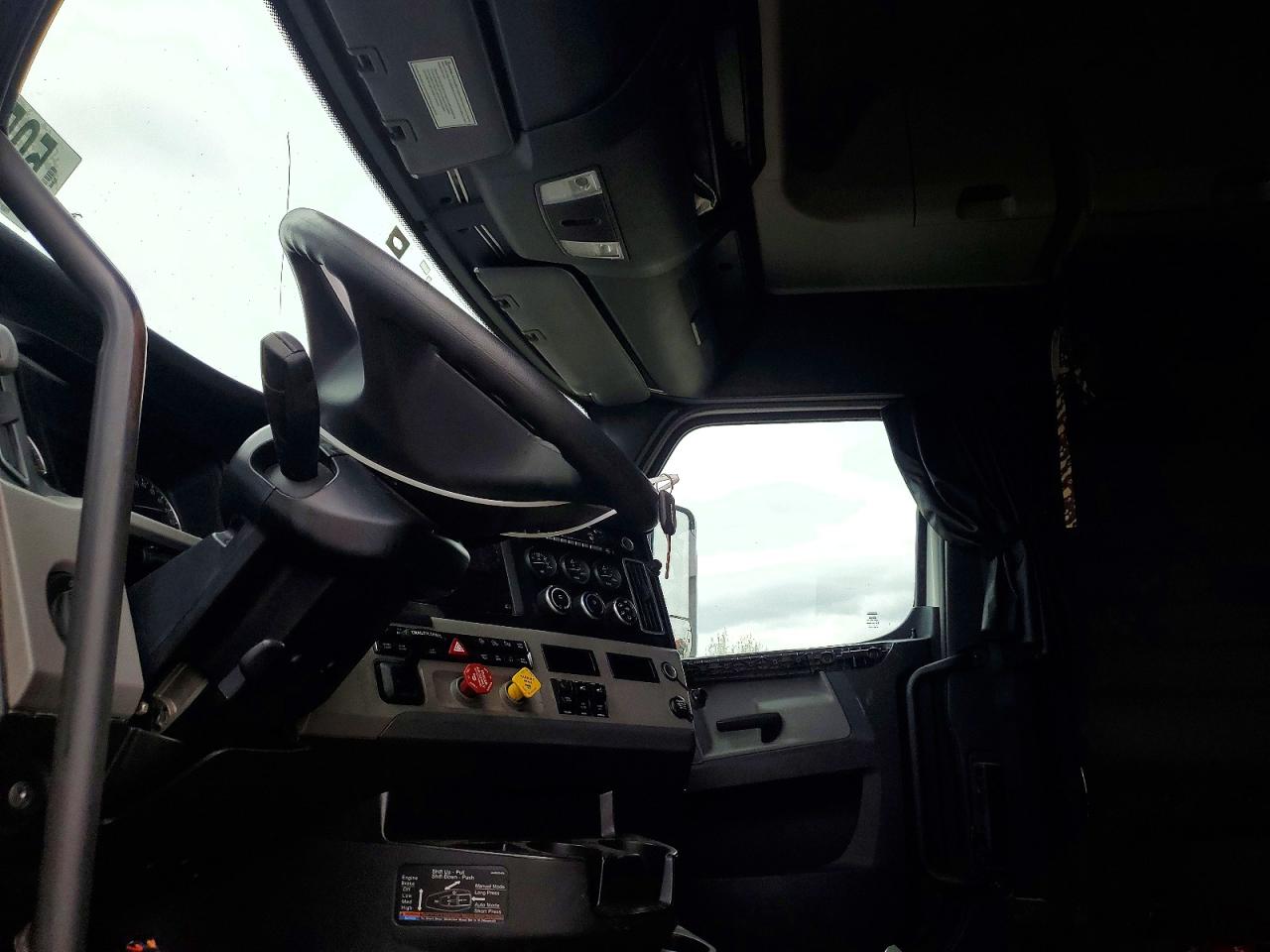 2025 FREIGHTLINER All other VIN 3AKJHHDR8SSVY3419 photo 5