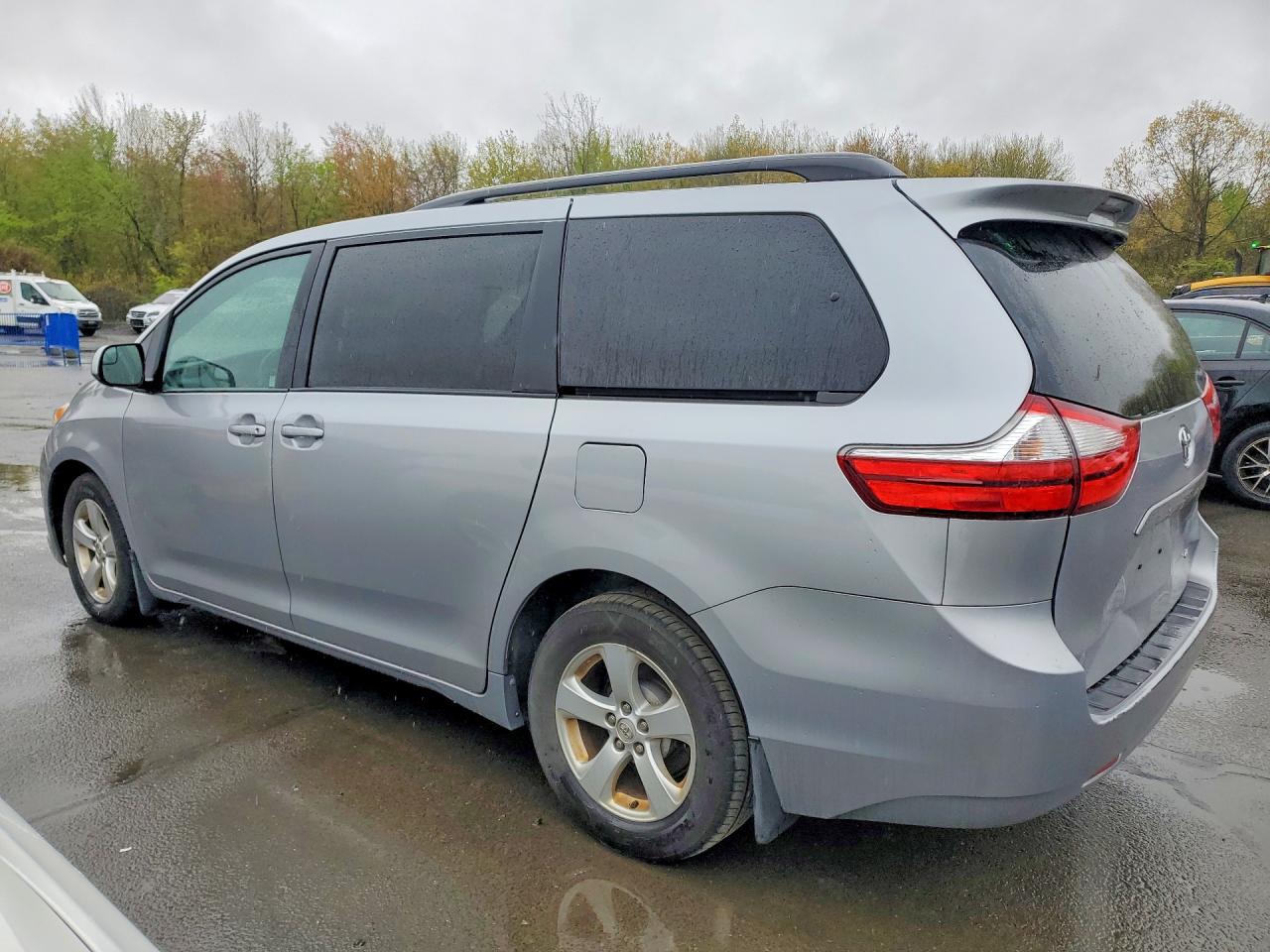 2017 TOYOTA Sienna VIN 5TDKZ3DC6HS782155 photo 2