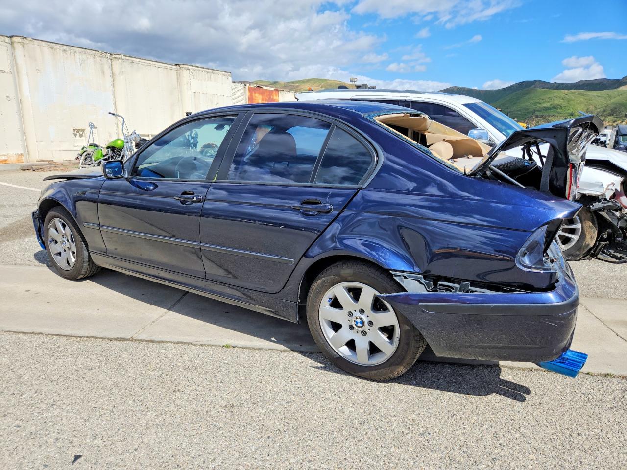 2005 BMW 3 series VIN WBAEU33465PR16817 photo 2