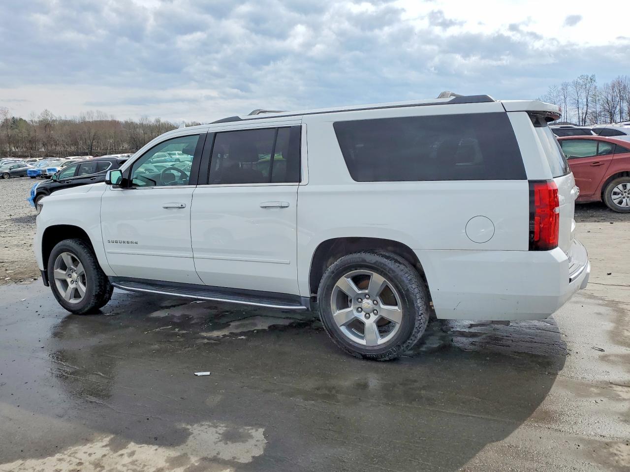 2018 Chevrolet Suburban VIN 1GNSKJKC3JR195550 photo 2
