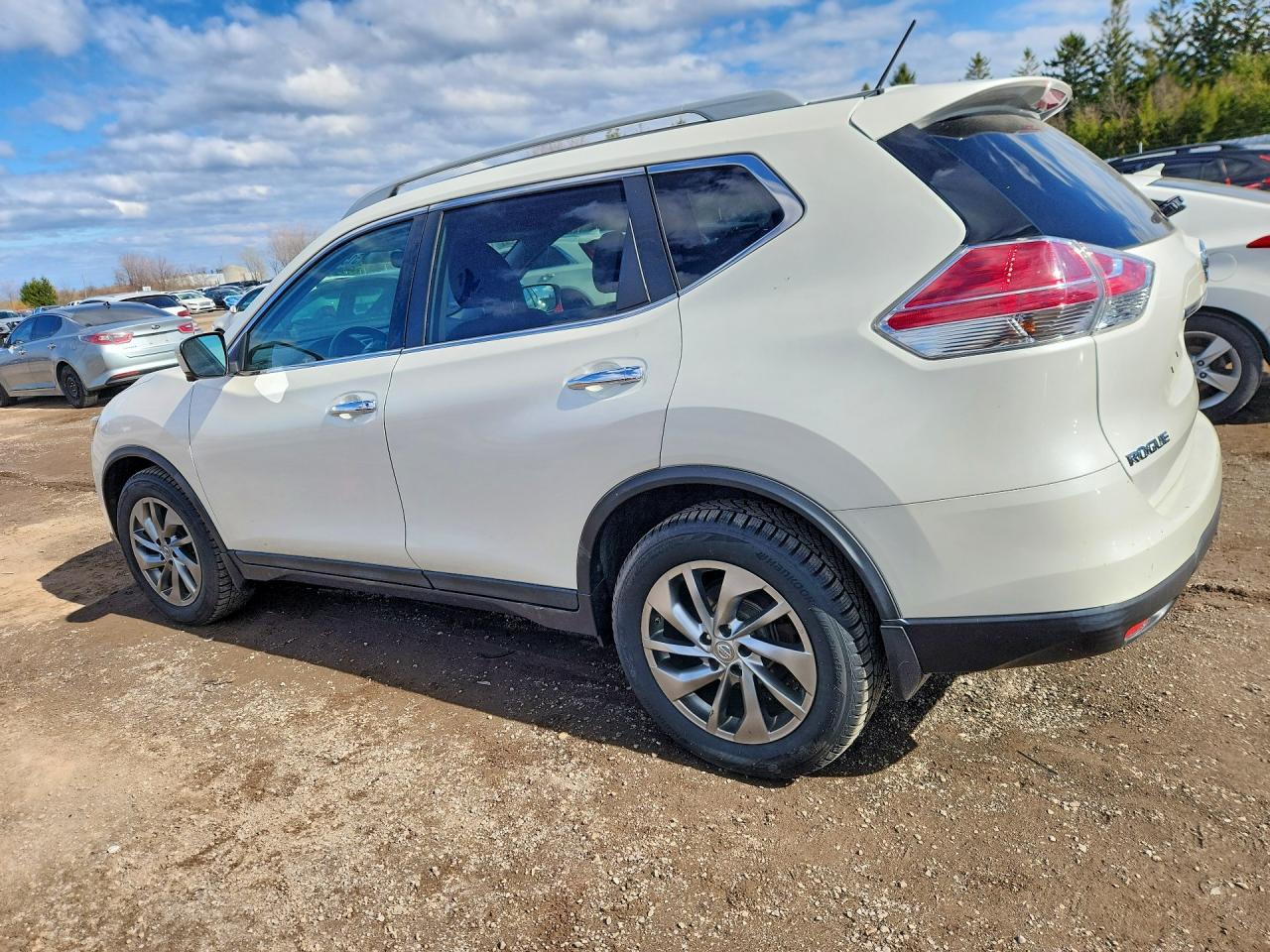 2015 Nissan Rogue VIN 5N1AT2MV8FC920586 photo 2