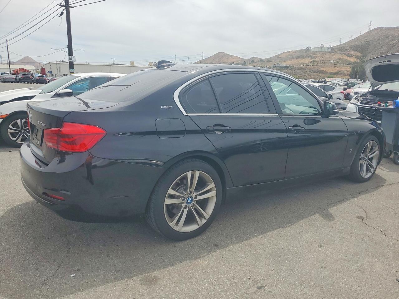 2017 BMW 3 series VIN WBA8E1C52HK480296 photo 3