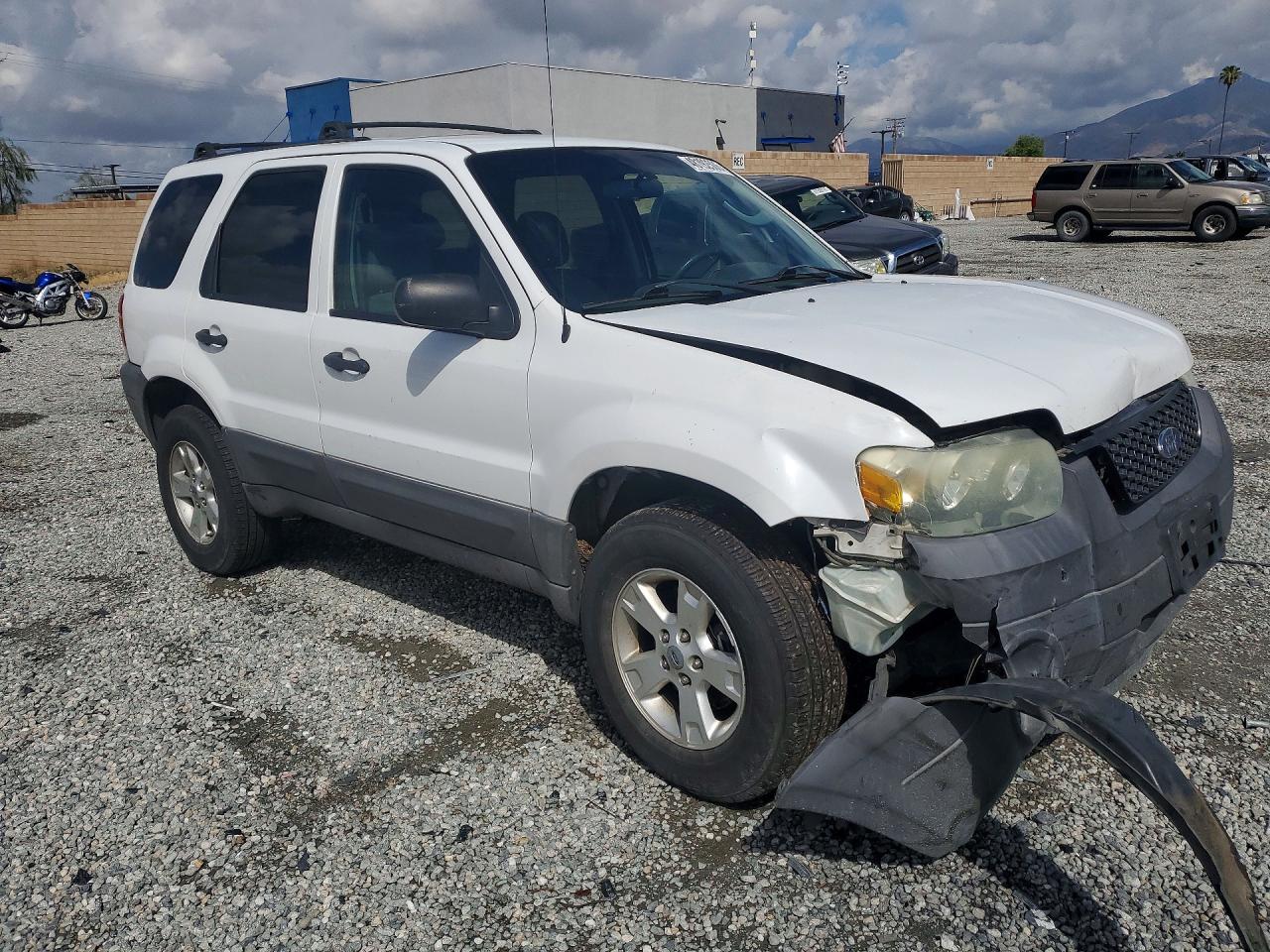 2007 Ford Escape VIN 1FMYU93107KA60001 photo 4