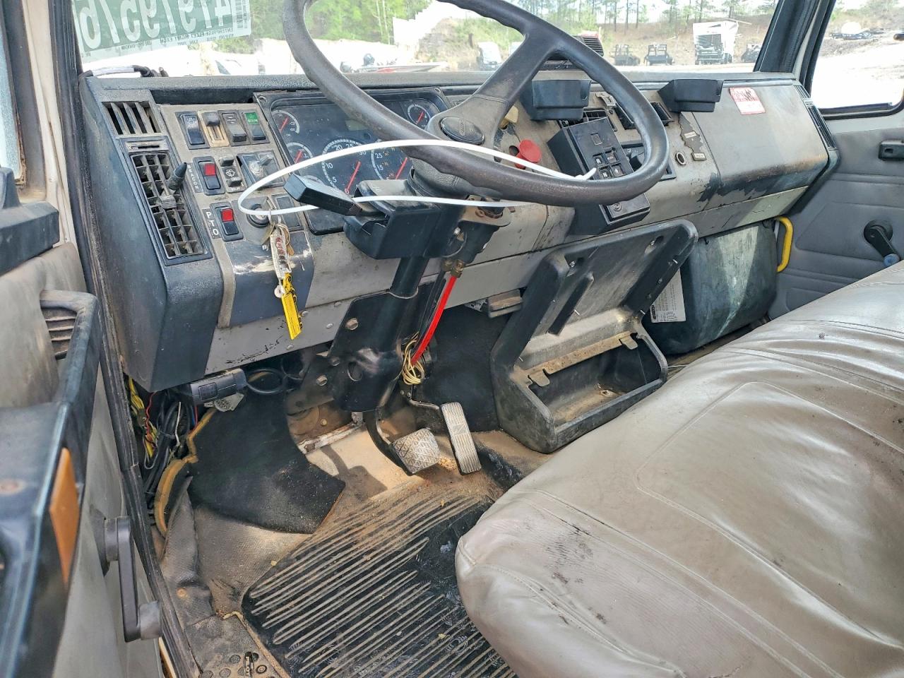 2001 FREIGHTLINER All models VIN 1FVHBXAK61HG77554 photo 8