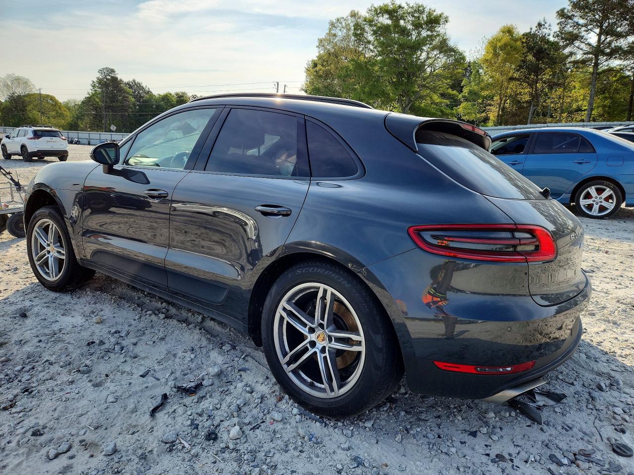 2017 Porsche Macan VIN WP1AA2A56HLB04749 photo 2