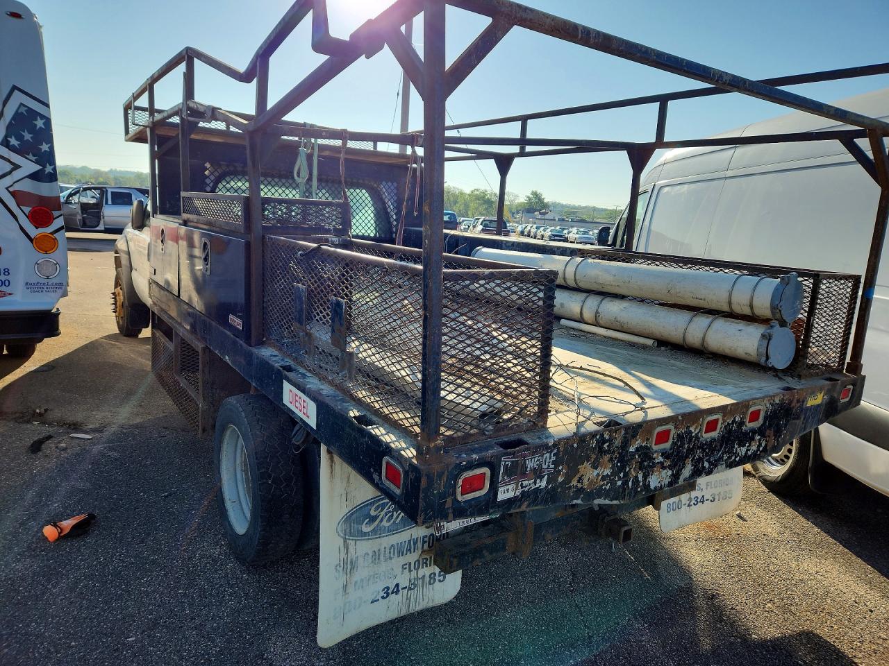 2005 Ford F550 VIN 1FDAW56PX5EC08610 photo 2
