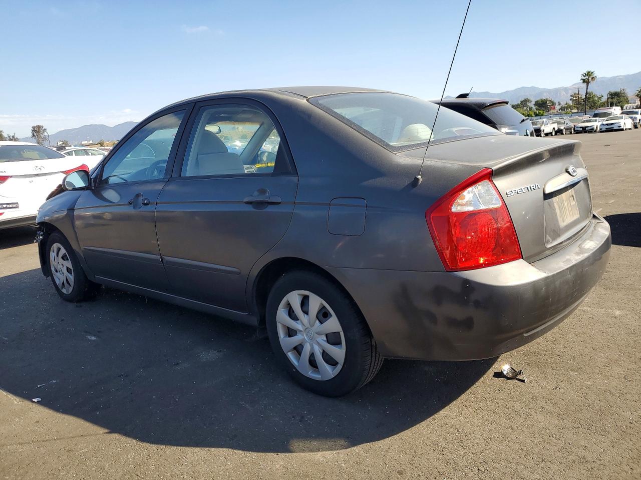 2005 Kia Spectra VIN KNAFE122355204590 photo 2