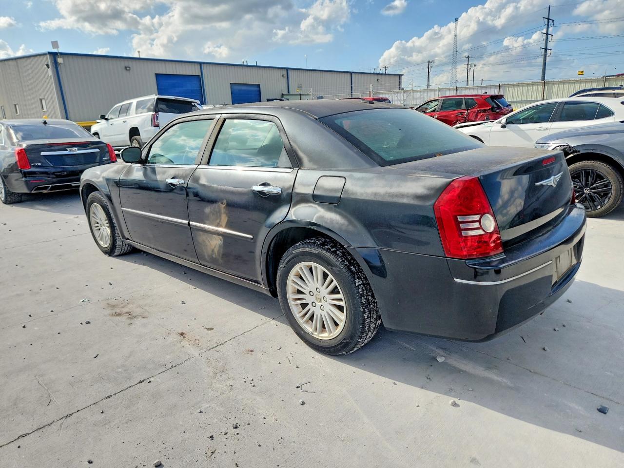 2010 Chrysler 300 VIN 2C3CA5CV4AH326562 photo 2