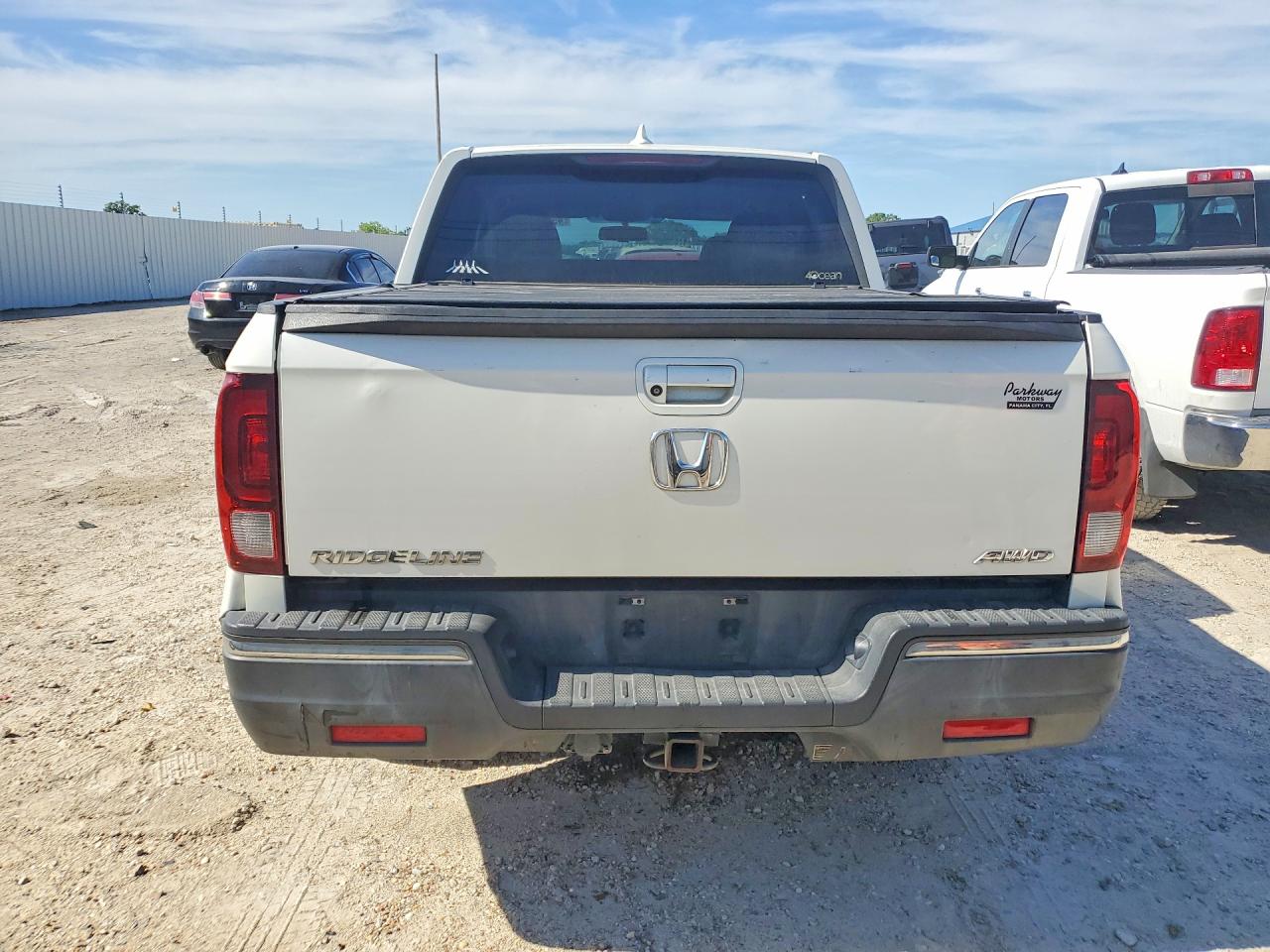 2017 Honda Ridgeline VIN 5FPYK3F67HB039361 photo 6