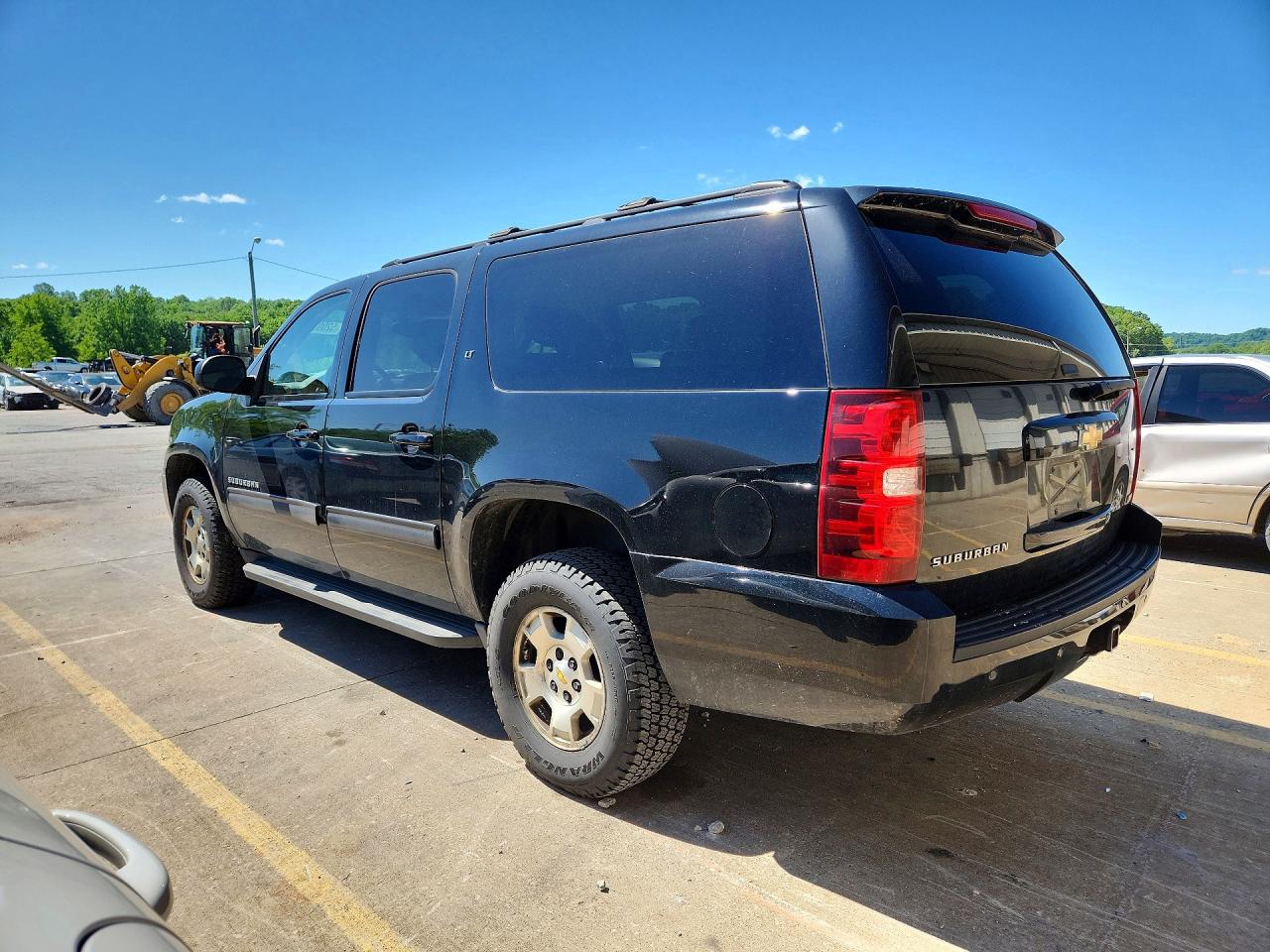 2011 Chevrolet Suburban VIN 1GNSKJE39BR387326 photo 2