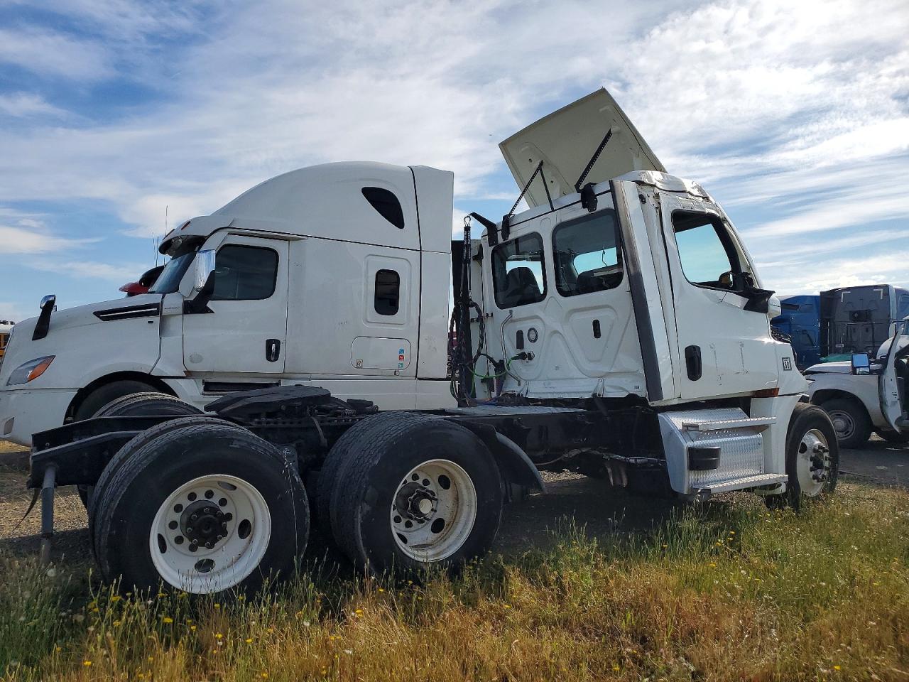 2021 FREIGHTLINER All other VIN 3AKJHLDR0MSMS4965 photo 4