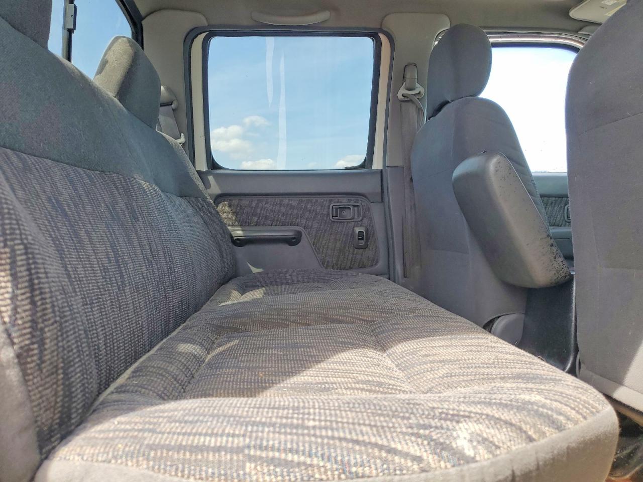 2000 NISSAN Frontier VIN 1N6ED27T1YC301681 photo 10