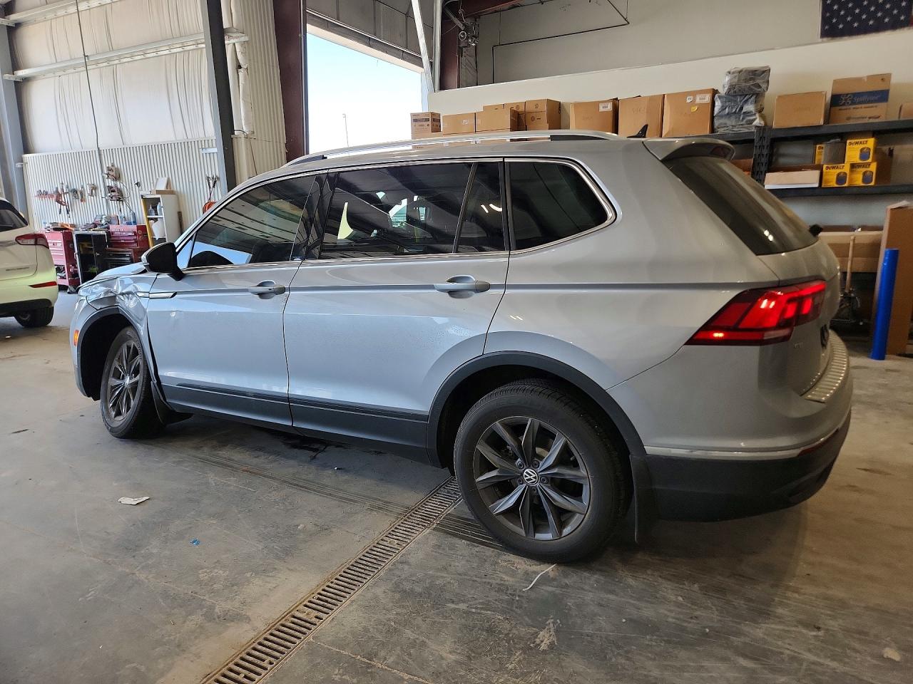 2022 Volkswagen Tiguan VIN 3VV2B7AX7NM087800 photo 2
