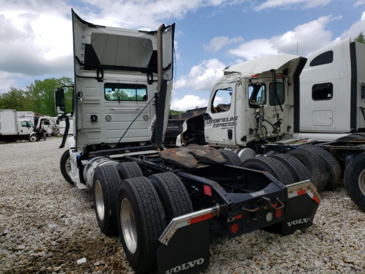 2024 VOLVO Vnr VIN 4V4WC9EH9RN639888 photo 3