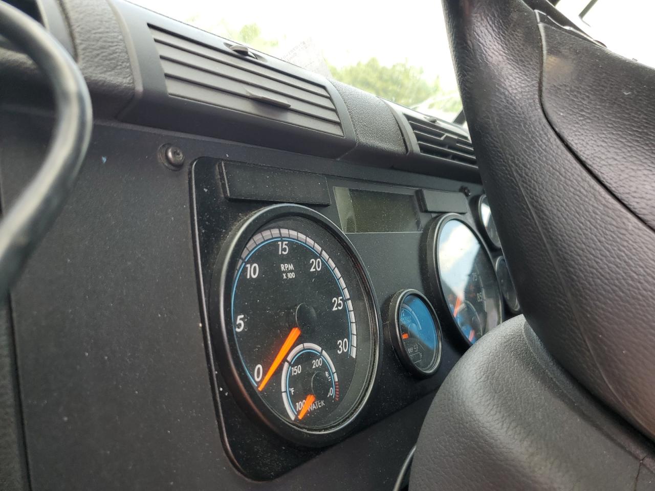2018 Freightliner Cascadia 125 VIN 1FUJGLDR9JLJK3377 photo 8