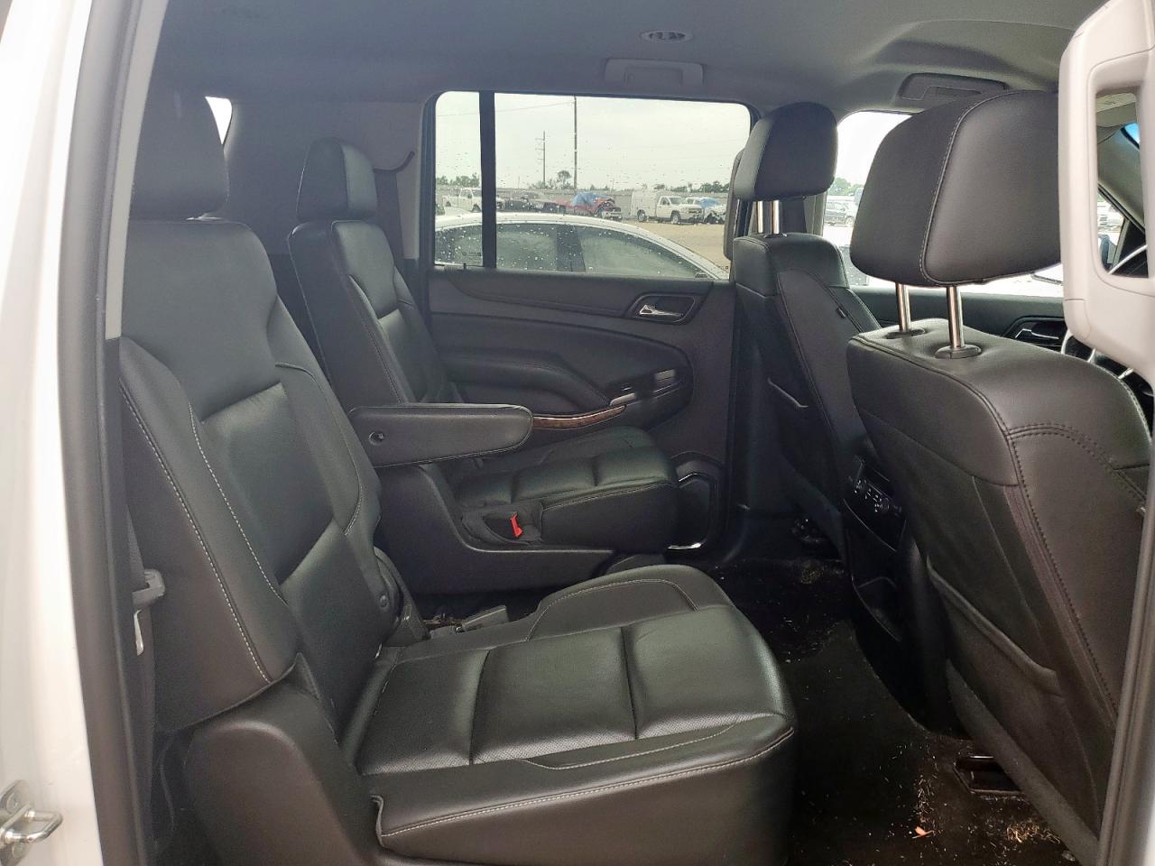 2018 Chevrolet Suburban VIN 1GNSCJKCXJR195462 photo 11