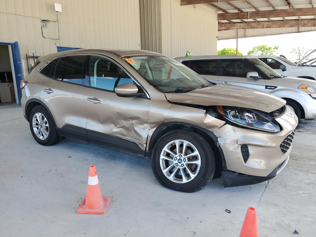2021 Ford Escape VIN 1FMCU0G63MUB00700 photo 4