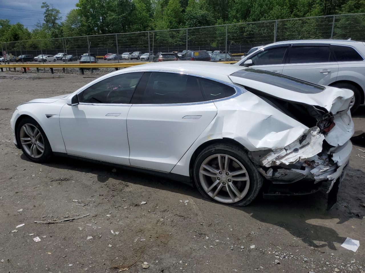 2014 Tesla Model s VIN 5YJSA1H16EFP44977 photo 2