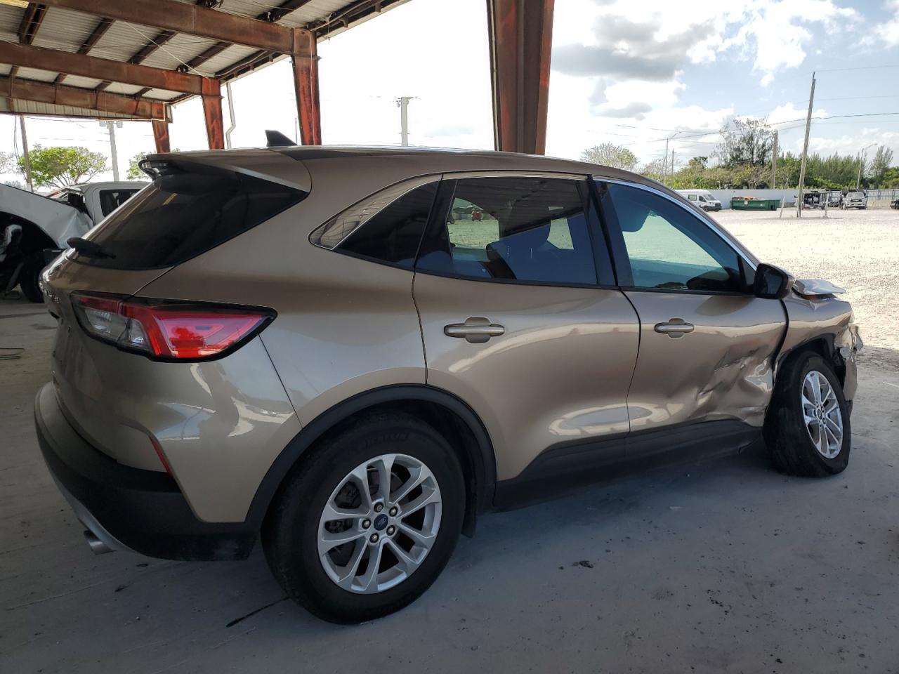 2021 Ford Escape VIN 1FMCU0G63MUB00700 photo 3