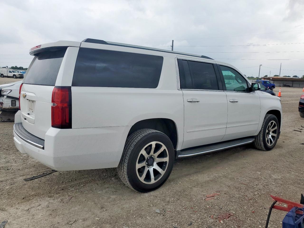 2018 Chevrolet Suburban VIN 1GNSCJKCXJR195462 photo 3