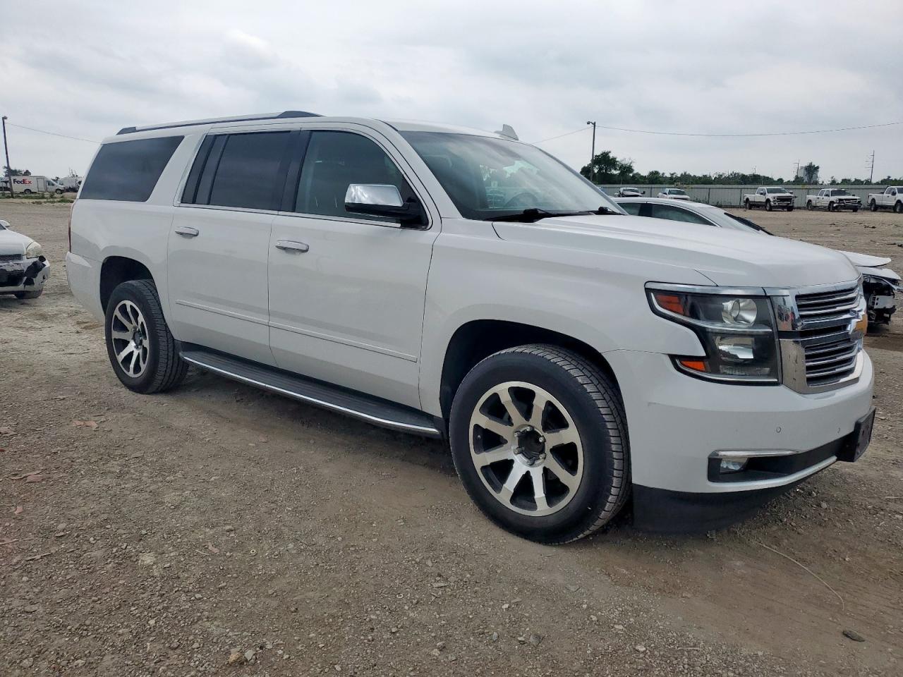 2018 Chevrolet Suburban VIN 1GNSCJKCXJR195462 photo 4