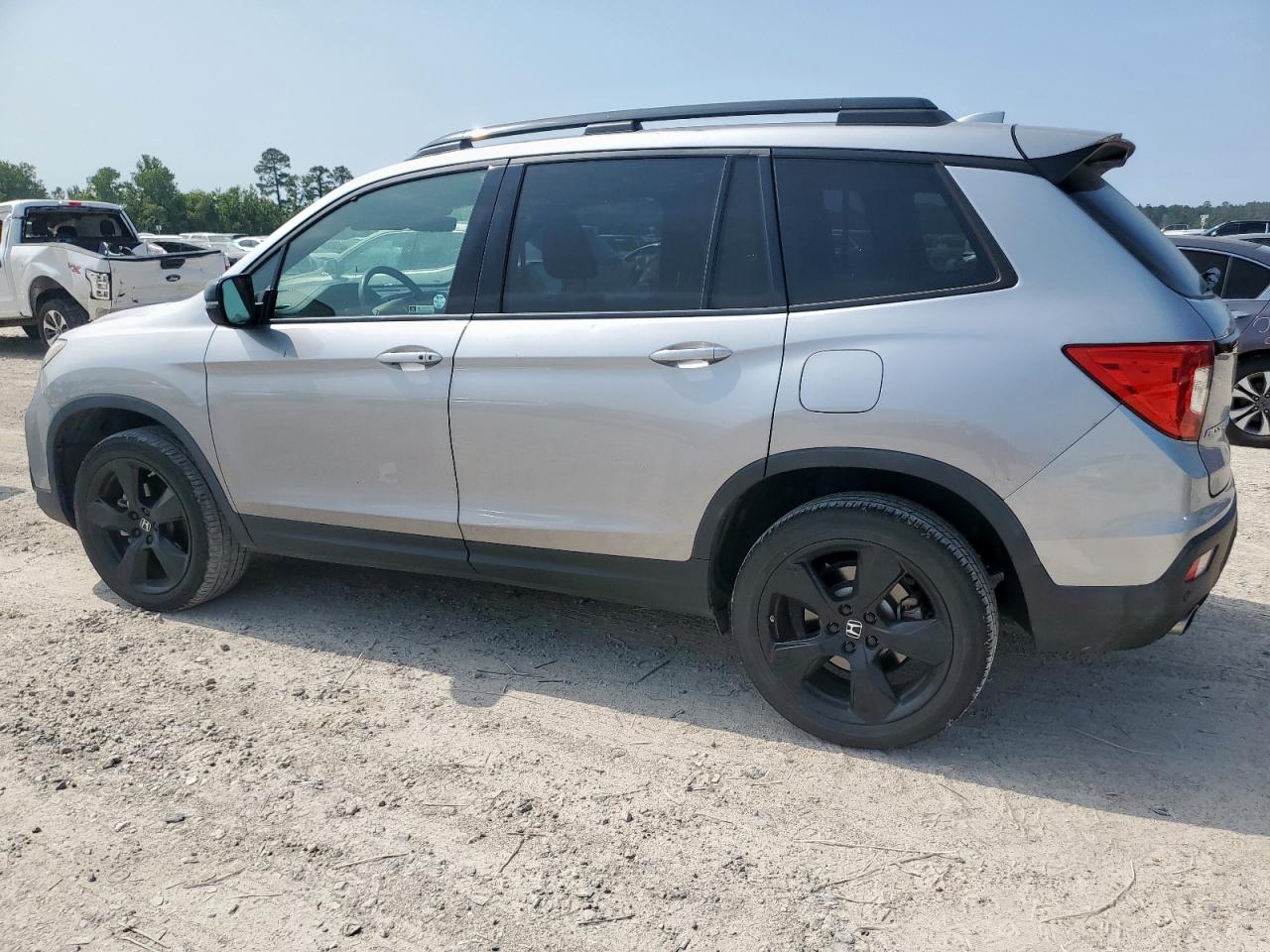 2021 Honda Passport VIN 5FNYF8H03MB017872 photo 2