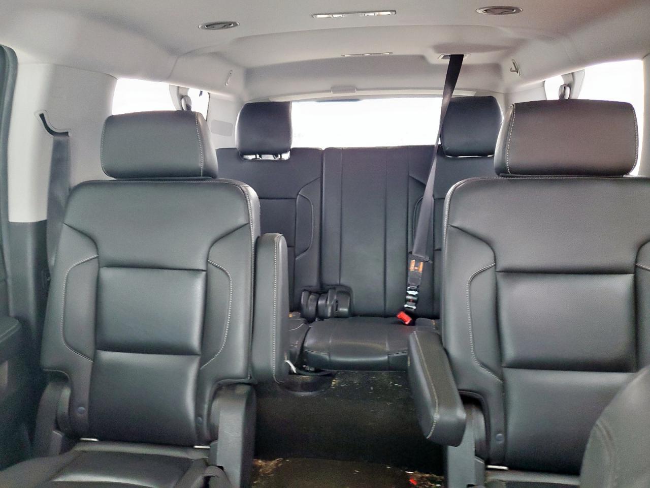 2018 Chevrolet Suburban VIN 1GNSCJKCXJR195462 photo 10