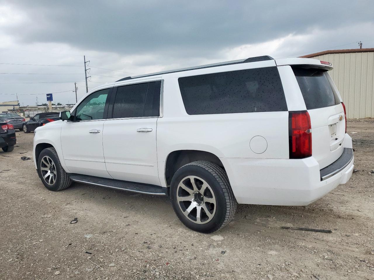 2018 Chevrolet Suburban VIN 1GNSCJKCXJR195462 photo 2