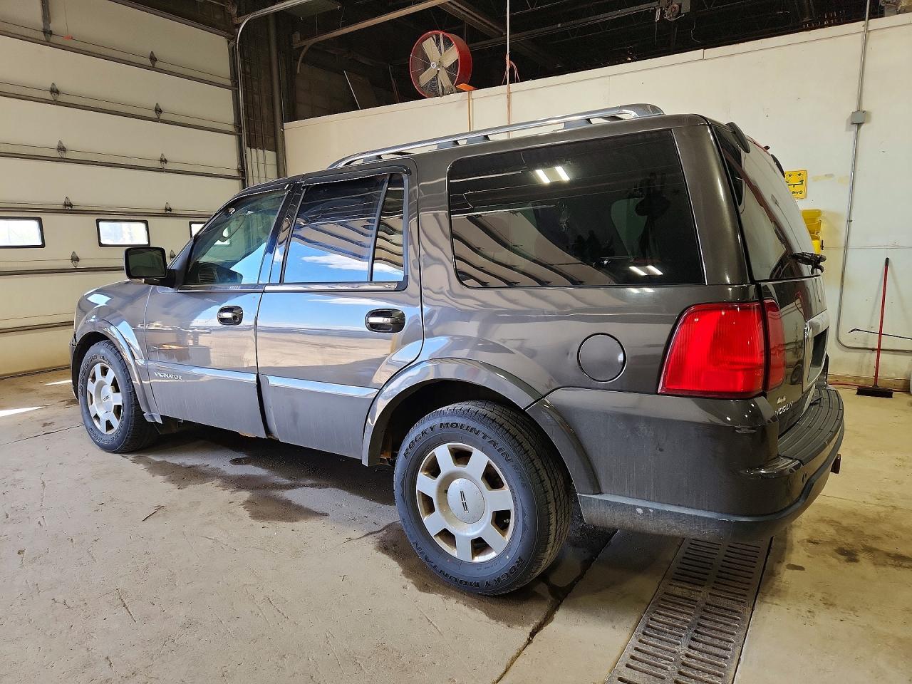 2005 LINCOLN Navigator VIN 5LMFU28545LJ10851 photo 2