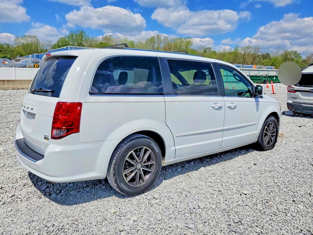 2017 Dodge Caravan VIN 2C4RDGCG9HR673724 photo 3