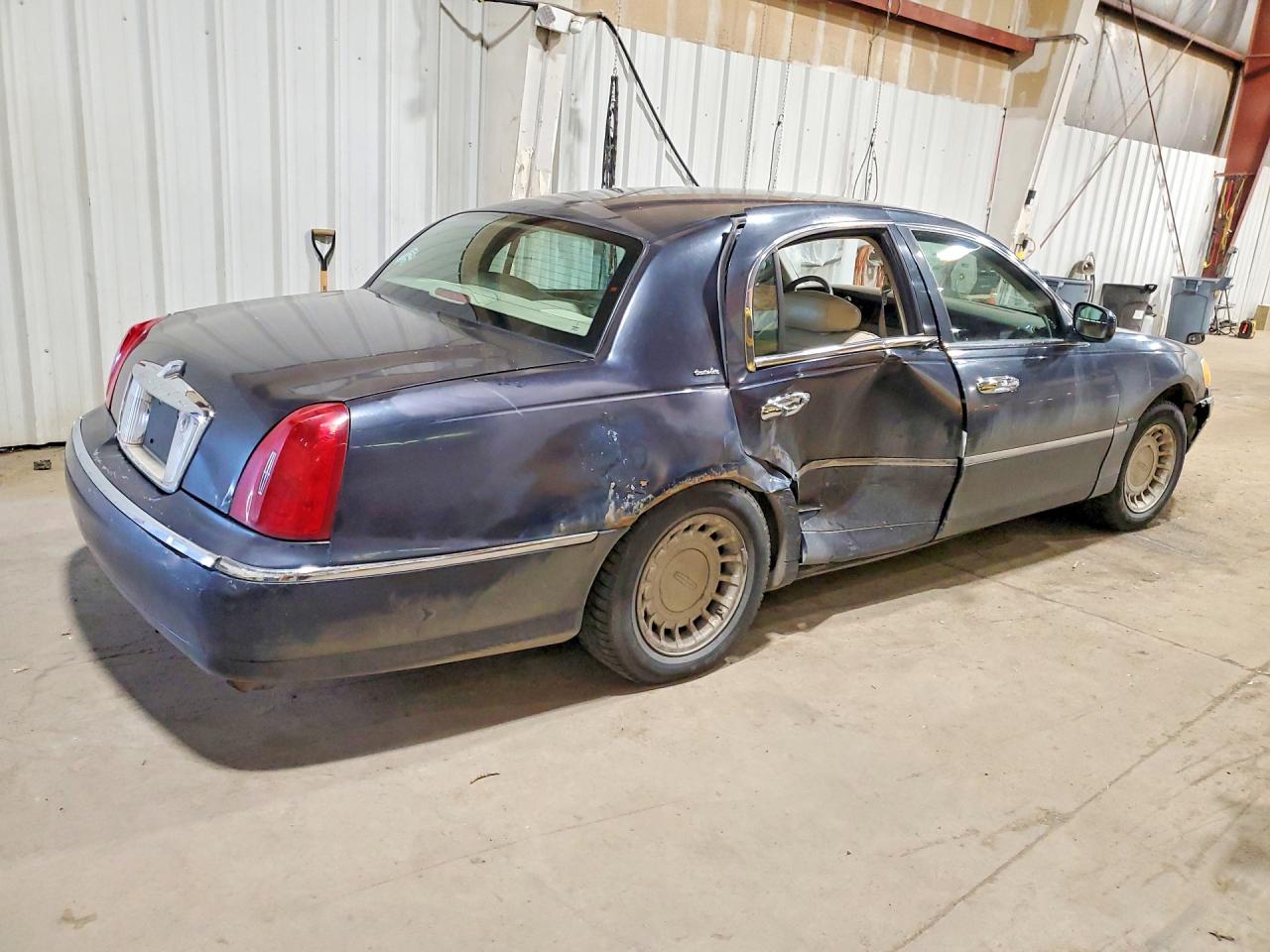 2000 LINCOLN Towncar VIN 1LNHM81W2YY894293 photo 3