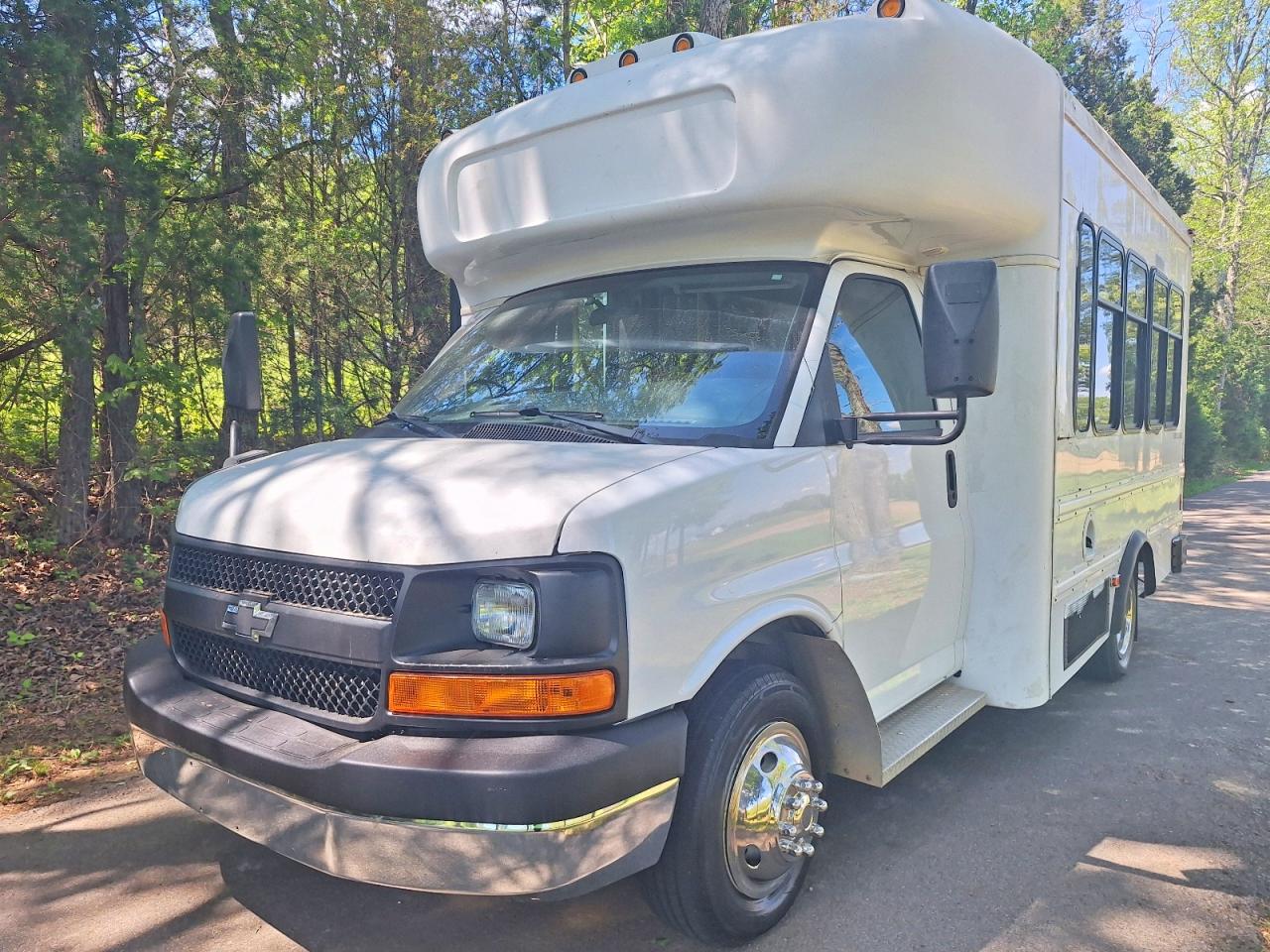 2009 Chevrolet Express VIN 1GBJG31K891112686 photo 2