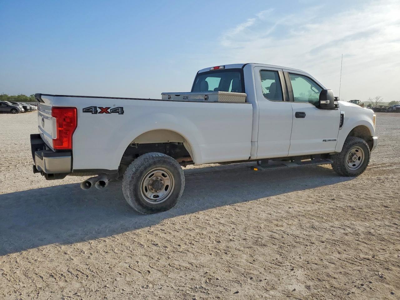 2017 FORD F350 VIN 1FT8X3BT6HEB22870 photo 3
