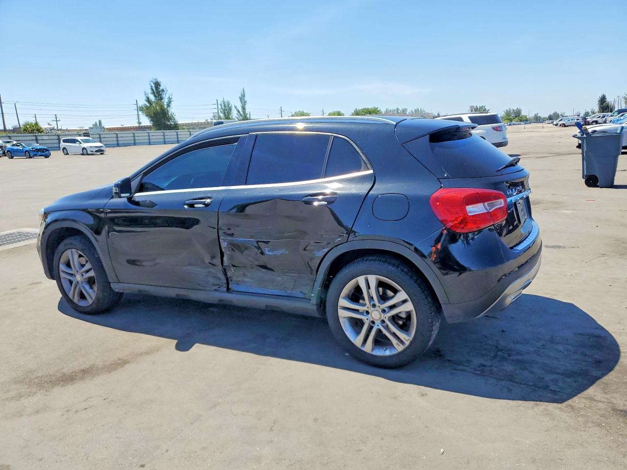 2015 Mercedes Gla-class VIN WDCTG4EB2FJ138808 photo 2