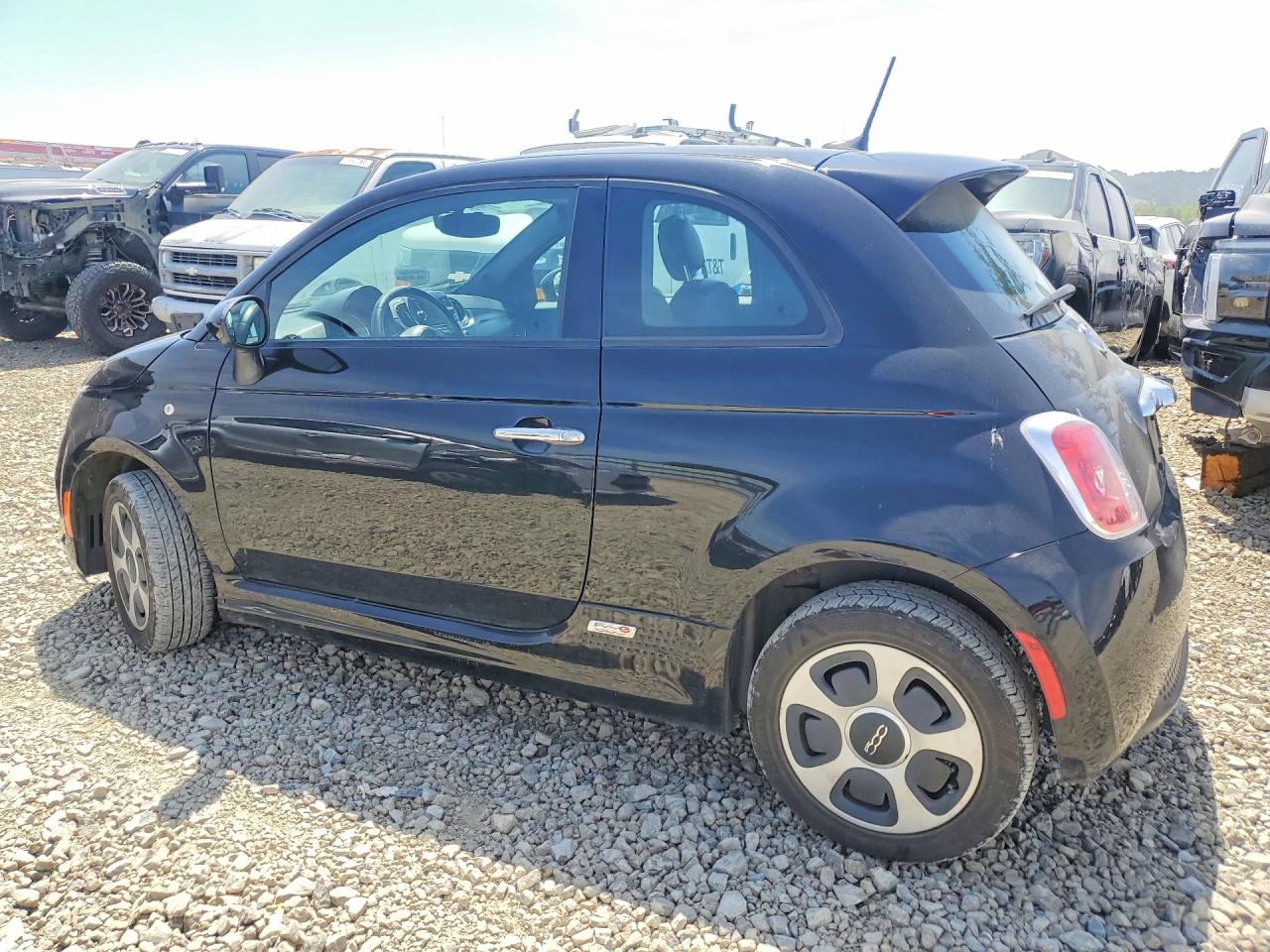 2017 Fiat 500 VIN 3C3CFFGE0HT611777 photo 2